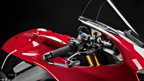 Panigale-V4-916-Anniversario-MY20-07-Gallery-Studio-1920x1080